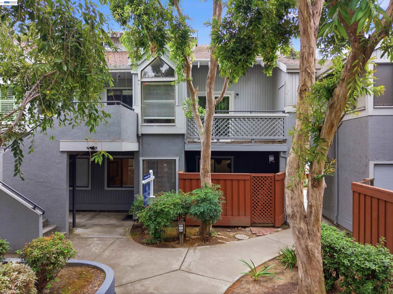 4664 Devonshire Cmn for $616,000